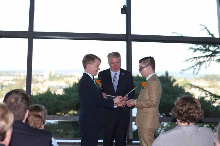 Mayor Ed Murray marrying the first couple for Marry Me in Seattle © Visit Seattle
