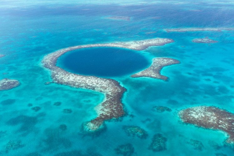 Great Blue Hole of Belize © Tamifreed | Dreamstime