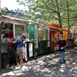 Food Trucks in Downtown Portland, Oregon © Erica Schroeder | Dreamstime 33352398