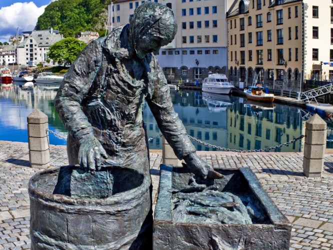 Fisherman Statue in the Alesund City Center, Norway © Gorshkov13 | Dreamstime 20520046