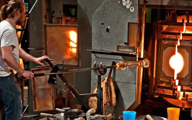 Artist Blowing Glass at the Tacoma Museum of Glass in Washington State © Joyfuldesigns | Dreamstime 26200857 crop