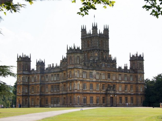 Highclere Castle in Hampshire, England, filming location for Downtown Abbey © Aagje De Jong | Dreamstime 43905484