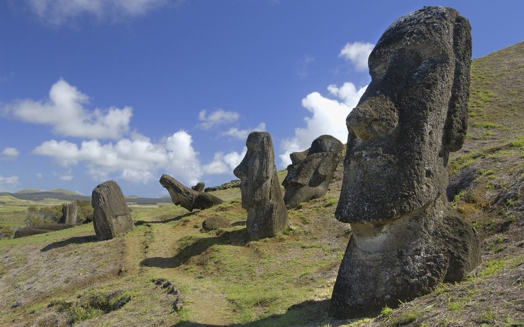 Rano Raraku Moai on Easter Island © Steve Allen | Dreamstime 20901581