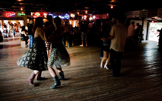 dance country folk music line Gruene Hall, Texas © Lauren Mitchell | Flickr