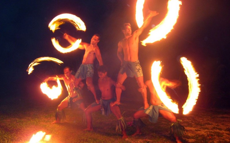2 Fire Dancers of Aitutaki, Cook Islands © Christina Spicuzza | Flickr