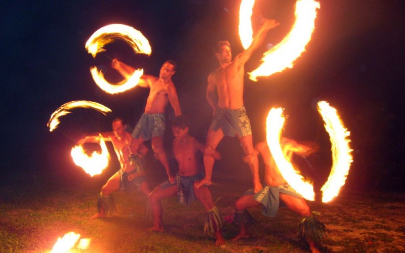 2 Fire Dancers of Aitutaki, Cook Islands © Christina Spicuzza | Flickr