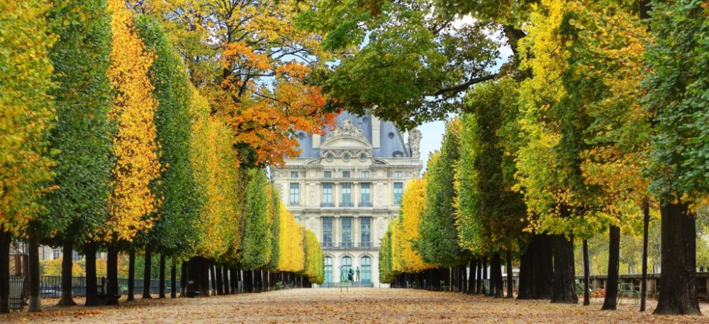 Autumn in Paris, by the Musee du Louvre, France © Flynt | Dreamstime 21851866