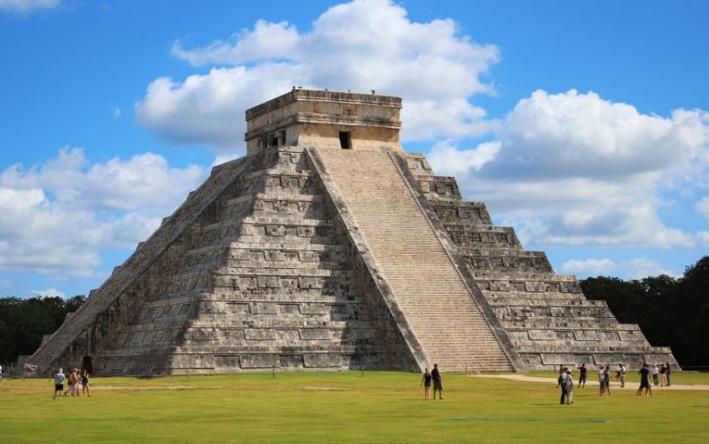 El Castillo, The Pyramid of Kukulcan at Chichen Itza, Mexico © Cazuma | Dreamstime 22657597