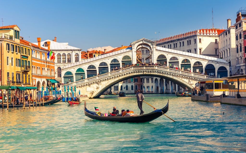 Gondola near the Rialto Bridge, Venice, Italy © Sborisov | Dreamstime 39798077