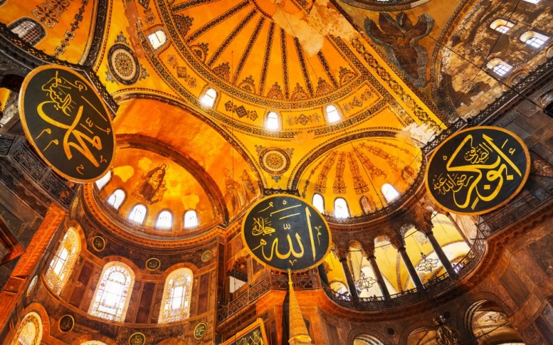 Interior of the Hagia Sophia Mosque, Istanbul, Turkey © Epicstock | Dreamstime 25672495