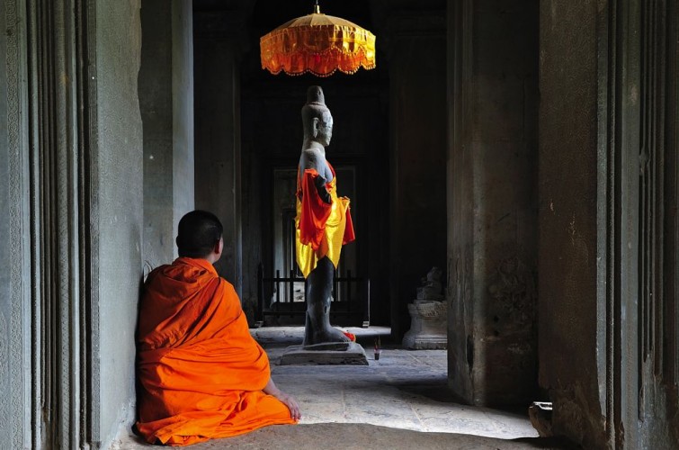 Monk praying in Angkor Wat, Siem Reap, Cambodia © Rene Drouyer | Dreamstime 5924991