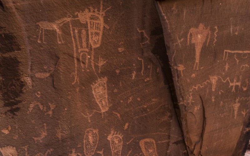 Native American Petroglyphs on Brithing Rock, Hurrah Pass, Utah © Kwiktor | Dreamstime 41108157