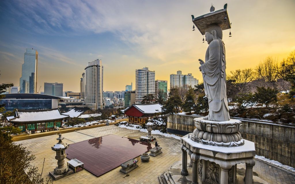 Seoul, South Korea from Bongeunsa Temple © Sean Pavone | Dreamstime