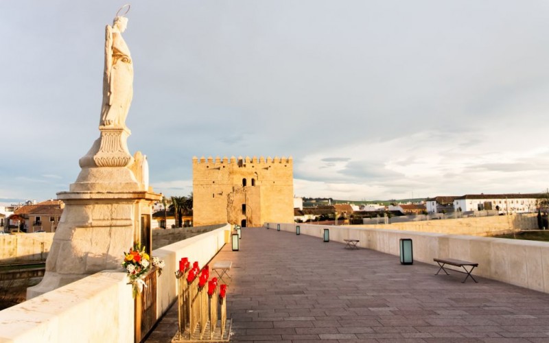 The Calahorra Tower and Roman Bridge on the Guadalquivir River in Cordoba, Spain © Antonio Jodice | Dreamstime 19050599