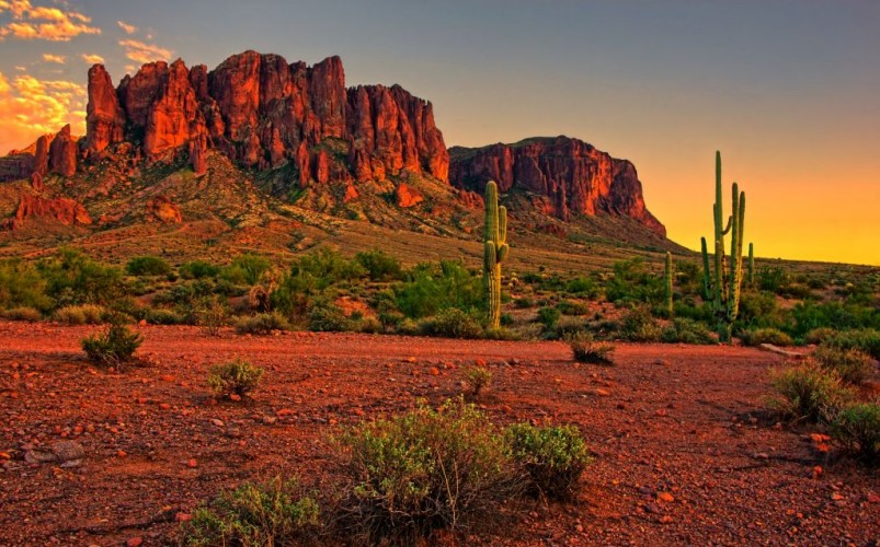 The Superstition Mountains, Apache Trail, Arizona © Jennifer Barrow | Dreamstime 41431314