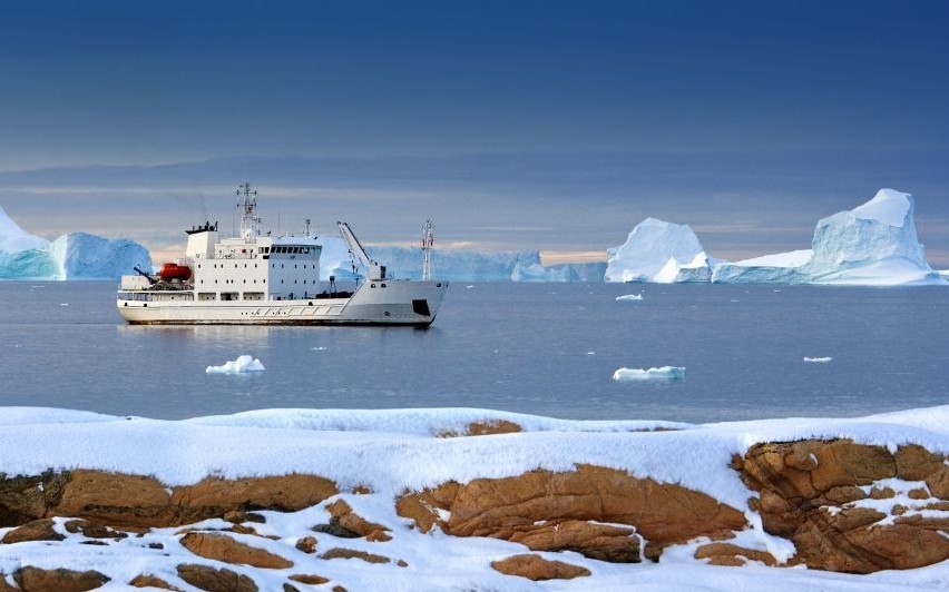 Icebreaker in the Greenland Sea, Svalbard Islands © Steve Allen | Dreamstime