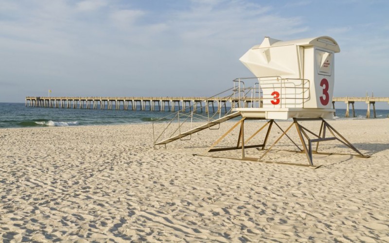 Lifeguard Station and Fishing Pier at Pensacola Beach, Florida © Colin Young | Dreamstime 39289050