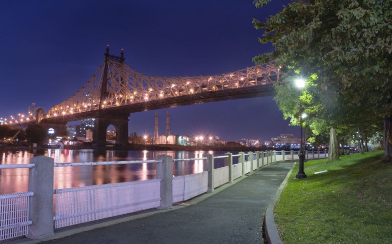 Roosevelt Island River Walk and the Queensboro Bridge, New York City © Bojan Bokic | Dreamstime 36006004