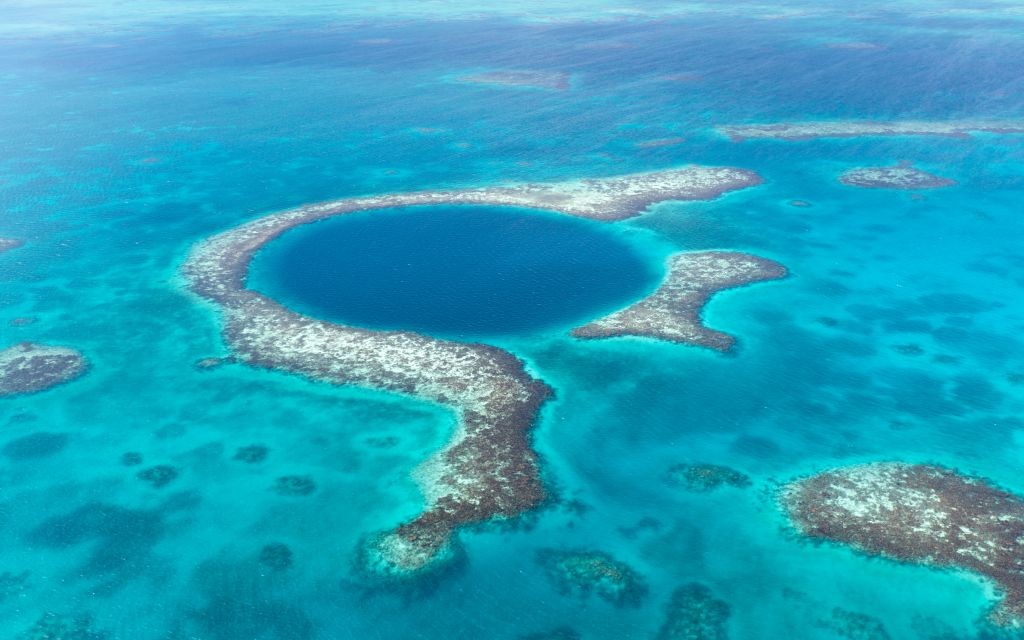 Great Blue Hole of Belize © Tamifreed | Dreamstime