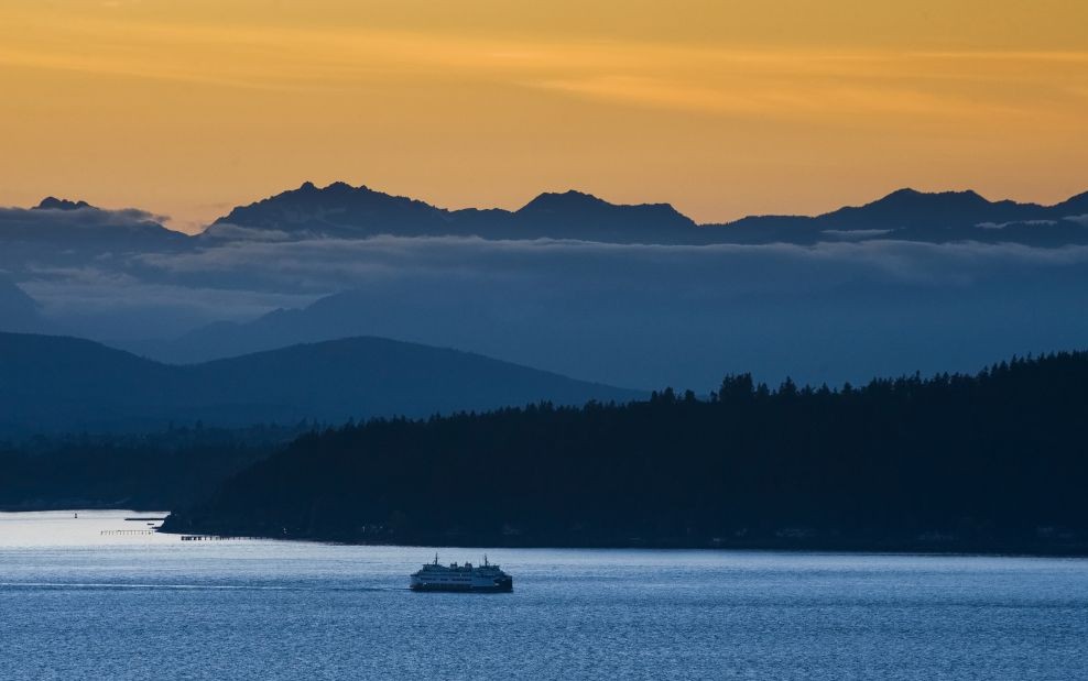 The Washington State Ferry sailng past Bainbridge Island and the Olympic Mountains © Edmund Lowe | Dreamstime 33976607