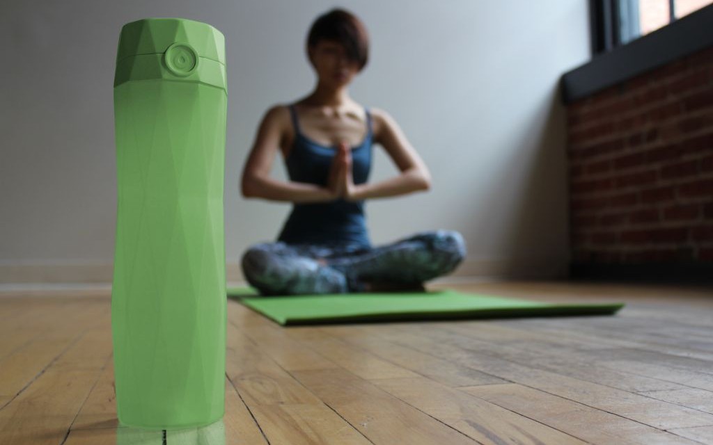 Green bottle yoga © HidrateMe
