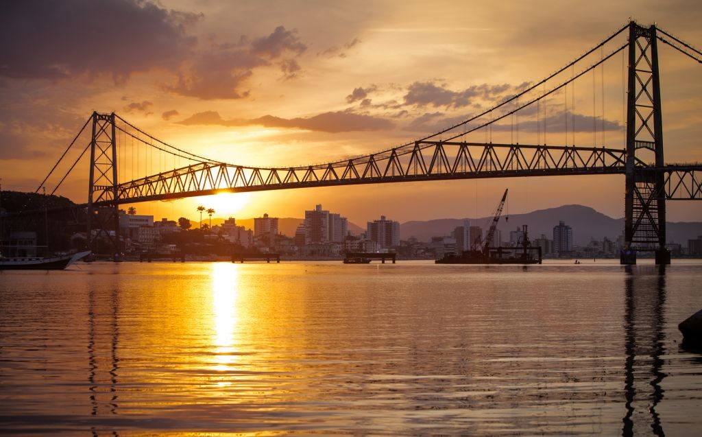 Hercilio Luz Bridge, Florianopolis, Brazil © Daniel Wiedemann | Dreamstime 26039497