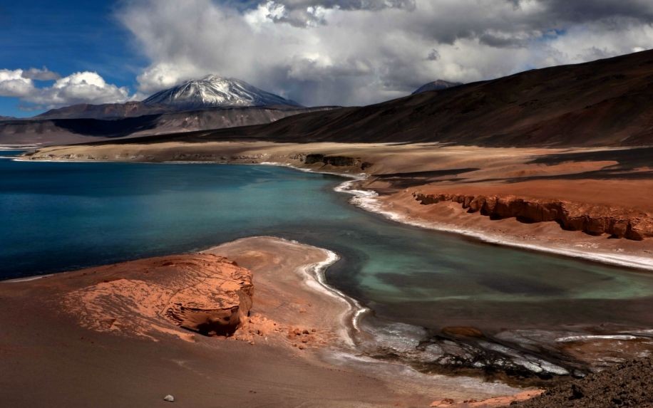 Laguna Verde near Ojos del Salado, Chile © Cristiborda | Dreamstime