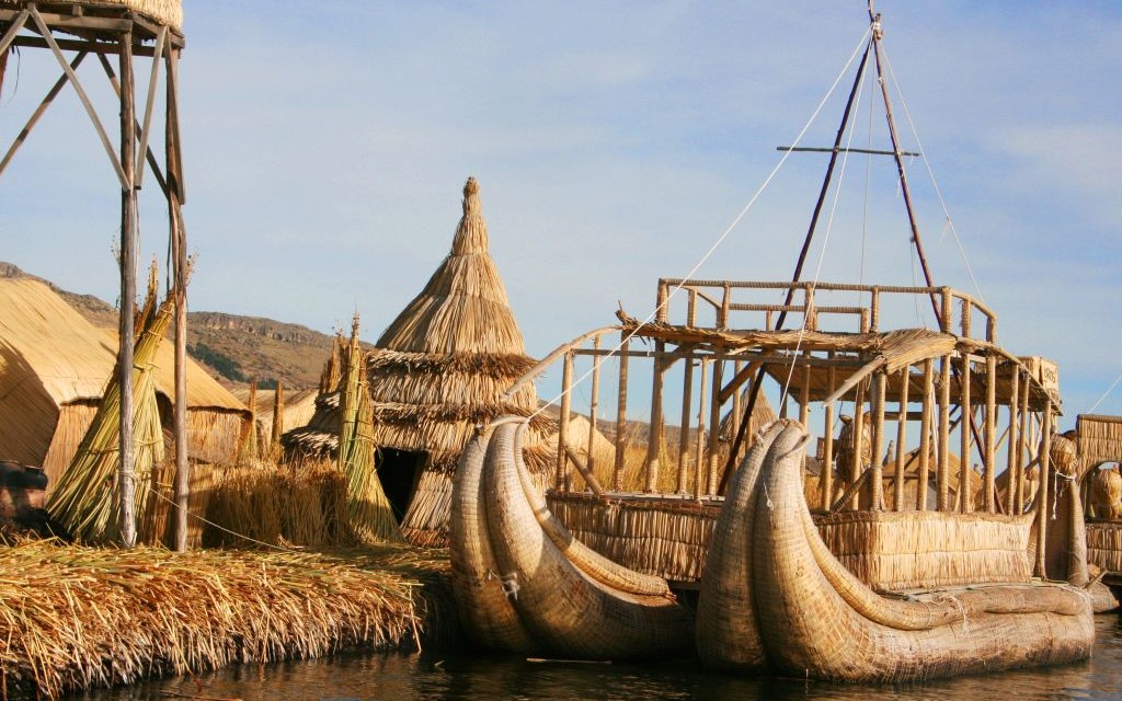 Floating island and Balsa on Lake Titicaca, Peru © Pclvv | Flickr