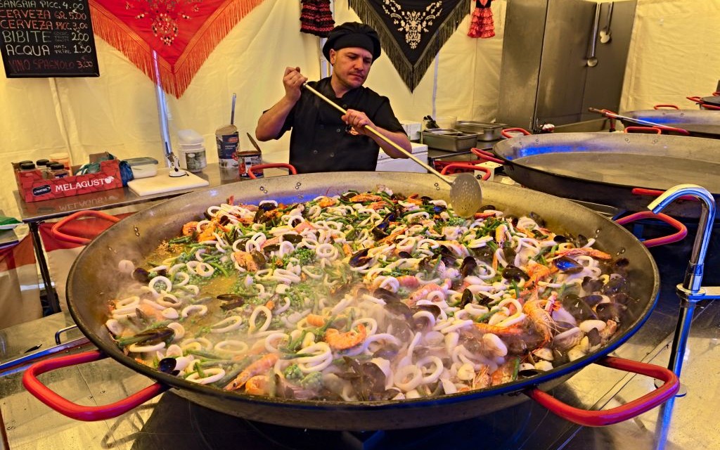 Paella Chef © Ermess | Dreamstime 31149692