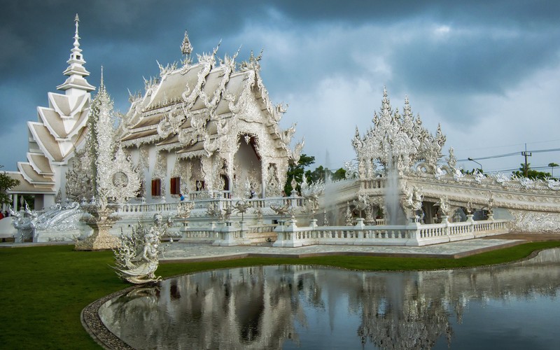 Wat Rong Khun, The White Temple of Thailand © Mikegunawan | Dreamstime