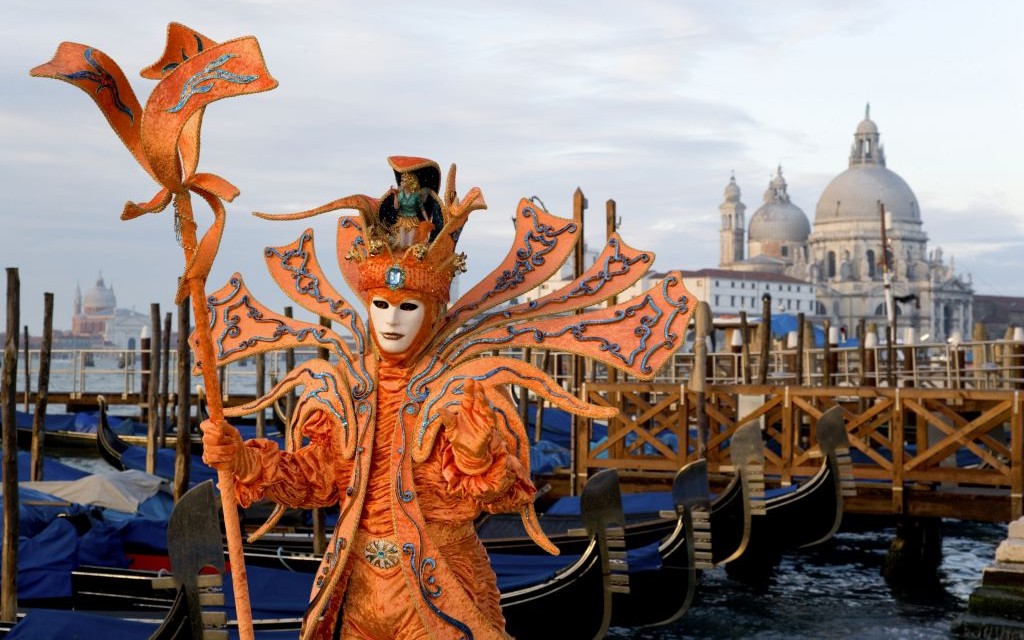 Costumed Man at the Venice Carnival, in front of Santa Maria della Salute, Italy © Burkhard Behling | Dreamstime 8209113