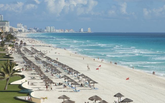 The Caribbean Sea and Beach Cancun, Mexico © Daniel Thornberg | Dreamstime 41318224