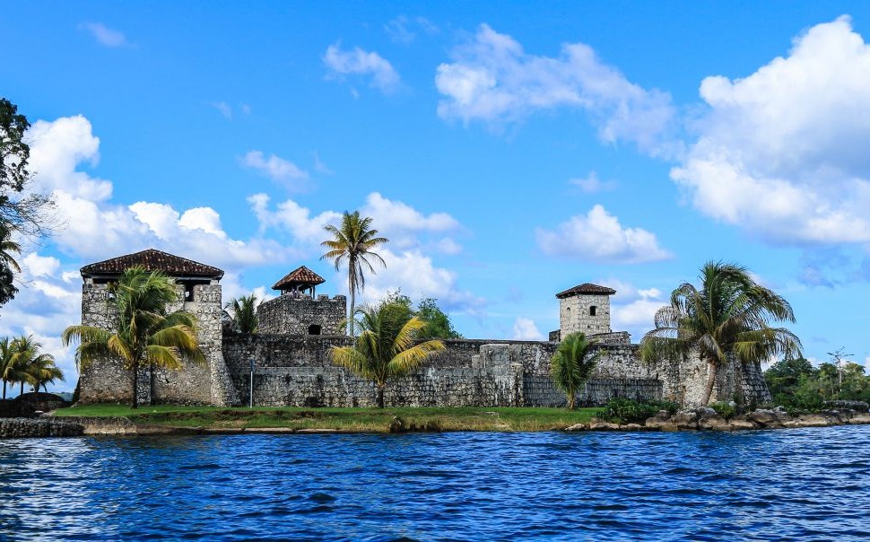 Castillo de San Felipe de Lara, Rio Dulce, Guatemala © Stuart456 | Dreamstime 48311066