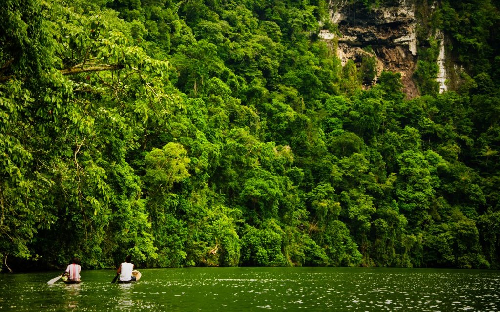 Rio Dulce, Guatemala © Priya Patel | Dreamstime 19259840