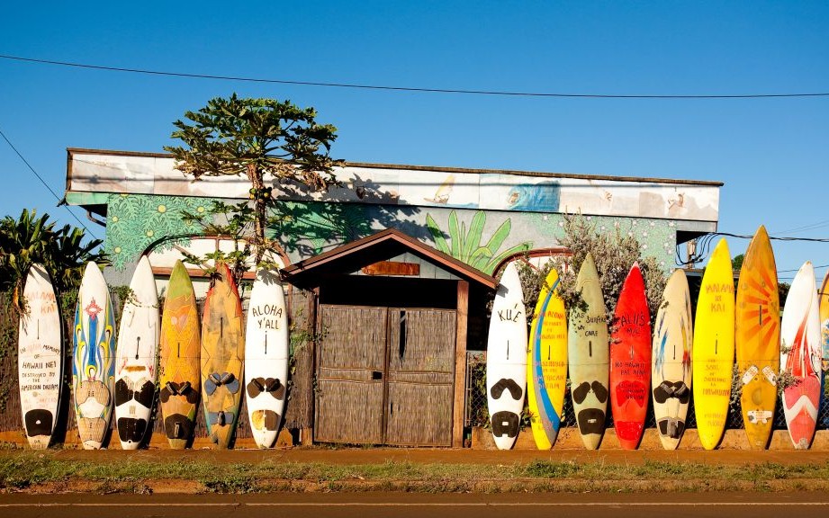 An abandoned surf shop in Maui, Hawaii © Lev Akhsanov | Dreamstime 31938667