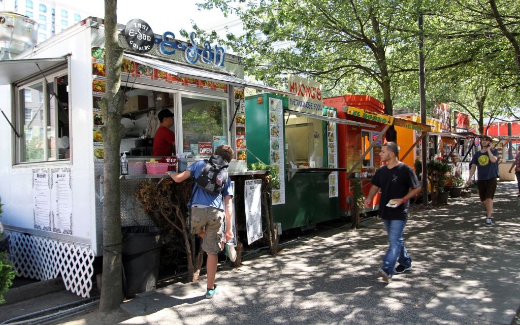 Food Trucks in Downtown Portland, Oregon © Erica Schroeder | Dreamstime 33352398