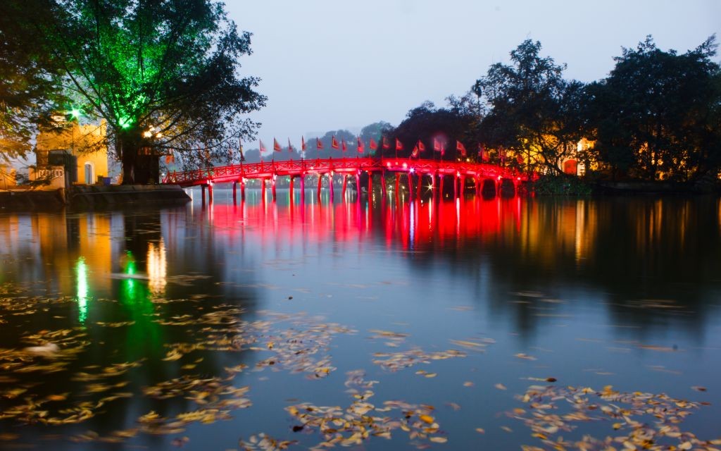 Red Bridge on Hoan Kiem Lake, Hanoi, Vietnam © Jajaladdawan | Dreamstime
