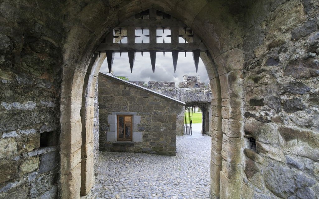 Cahir Castle, Ireland © Yykkaa | Dreamstime 48844501