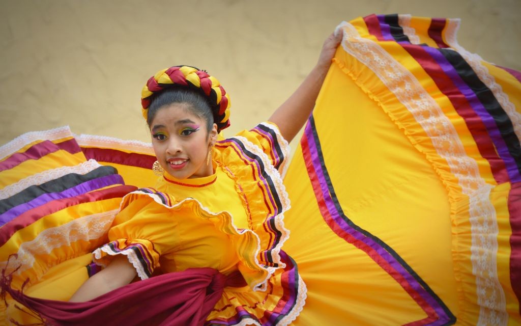 Dancing at the Cinco de Mayo Festival in Delavan, Wisconsin © Rhbabiak13 | Dreamstime 45319623