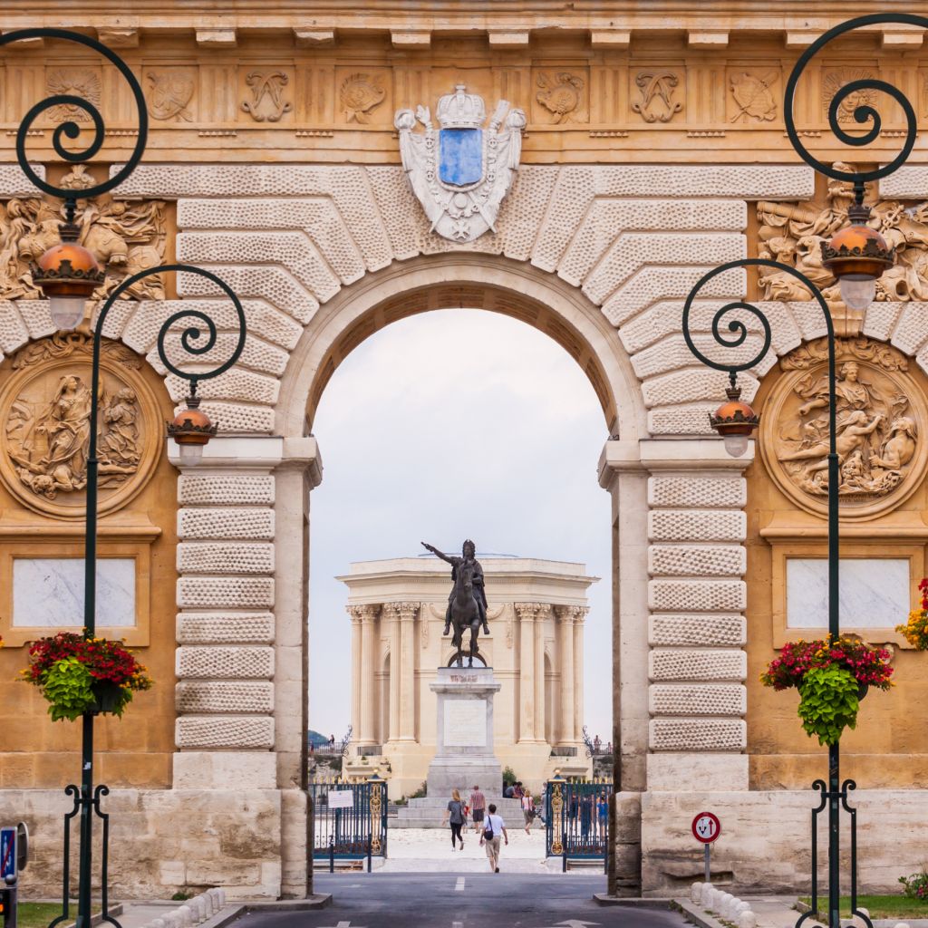 Arc de Triomphe and Chateau d'Eau Palace, Montpellier, France © Kasto80 | Dreamstime 33049935