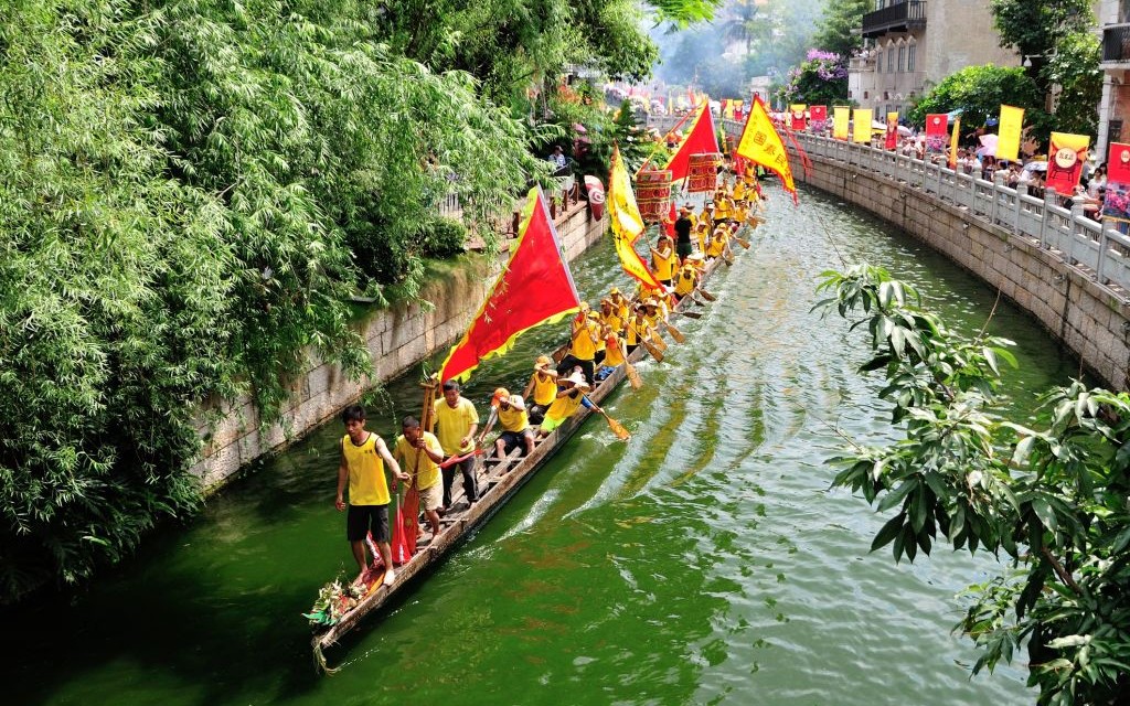 Duanwu Dragon Boat Festival, Lizhiwan River, Guangzhou, China © Guangliang Huo | Dreamstime 31696532