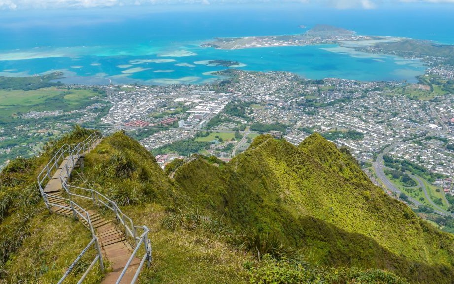 The Haiku Stairs, Honolulu, Hawaii © Michael Kreker | Dreamstime 50718623